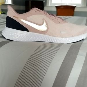 💥BRAND NEW Nike Revolution!!